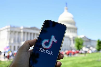 El presidente de EE.UU., Joe Biden, sancionó una ley que obliga a TikTok a vender la compañía si quiere estar presente en Estados Unidos