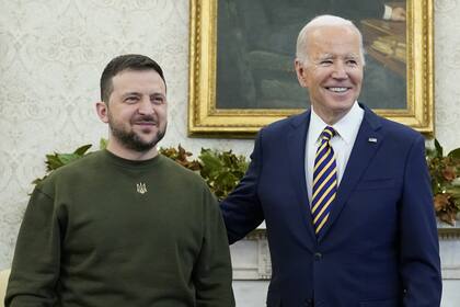 El presidente de EE.UU. Joe Biden se reúne con el presidente ucraniano Volodymyr Zelenskyy en la Casa Blanca en diciembre de 2022 para mostrar el respaldo de tu gobierno a Ucrania
(AP Photo/Patrick Semansky, File)