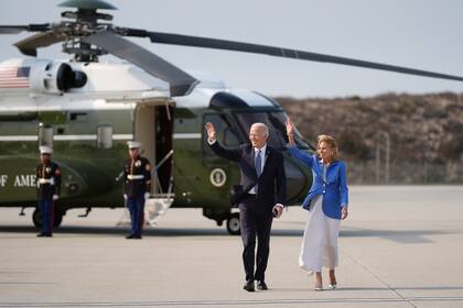 El presidente de EEUU, Joe Biden, y la primera dama Jill Biden, saludan antes de abordar un avión en el Aeropuerto Internacional de Los Ángeles el miércoles 8 de enero de 2025, para viajar a Washington