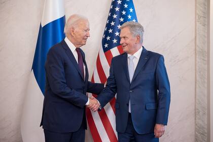 El presidente de EE.UU., Joe Biden, y su par finlandés, Sauli Niinistö, en Helsinki el jueves 13 de julio de 2023.