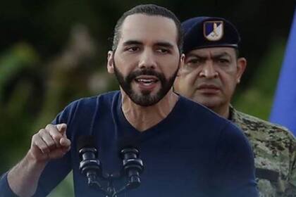 El presidente de El Salvador, Nayib Bukele, en un acto con las fuerzas de seguridad