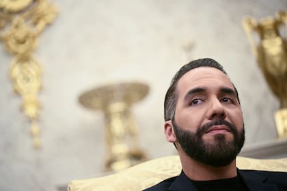 El presidente de El Salvador, Nayib Bukele, escucha durante una reunión con el presidente Donald Trump en la Oficina Oval de la Casa Blanca en Washington, el lunes 14 de abril de 2025