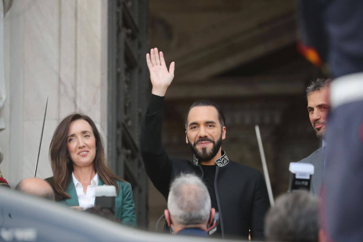 El presidente de El Salvador, Nayib Bukele, junto a la vicepresidenta Victoria Villarruel
