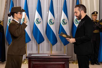 El presidente de El Salvador, Nayib Bukele, le toma juramento a la ministra de Educación, la capitana Karla Trigueros
