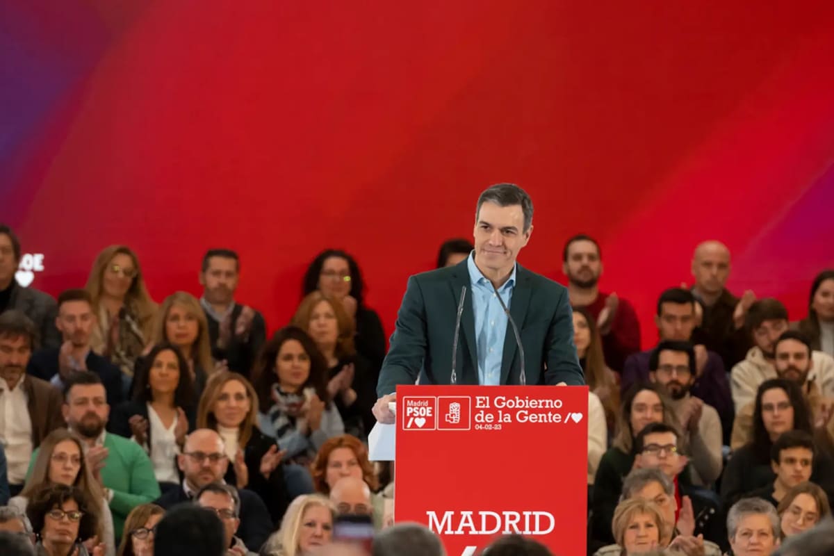 El presidente de España participó de un acto junto a miembros de su partido.