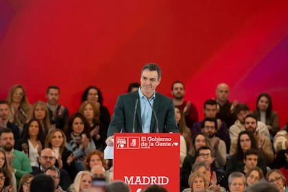 El presidente de España participó de un acto junto a miembros de su partido.