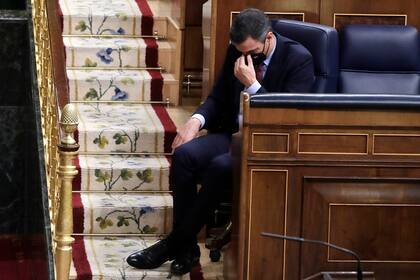 El presidente de España Pedro Sánchez escucha un discurso del líder del partido Vox Santiago Abascal durante una sesión parlamentaria en Madrid, España, el miércoles 21 de octubre de 2020. (AP Foto/Manu Fernandez, Pool)