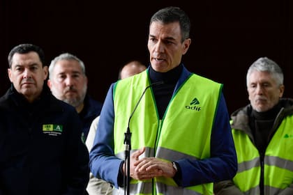 El presidente de España Pedro Sanchez habla en la conferencia de prensa tras los accidentes ferroviarios fatales ocurridos en enero de 2026