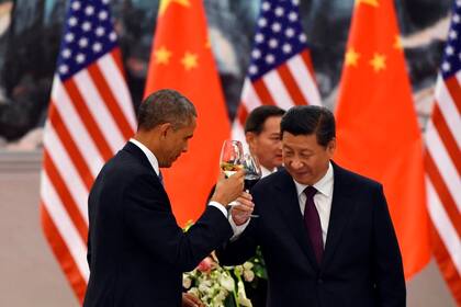 El presidente de Estados Unidos, Barack Obama, y su par de China, Xi Jinping, brindadn en el Gran Salón del Pueblo en Beijing, en noviembre de 2014