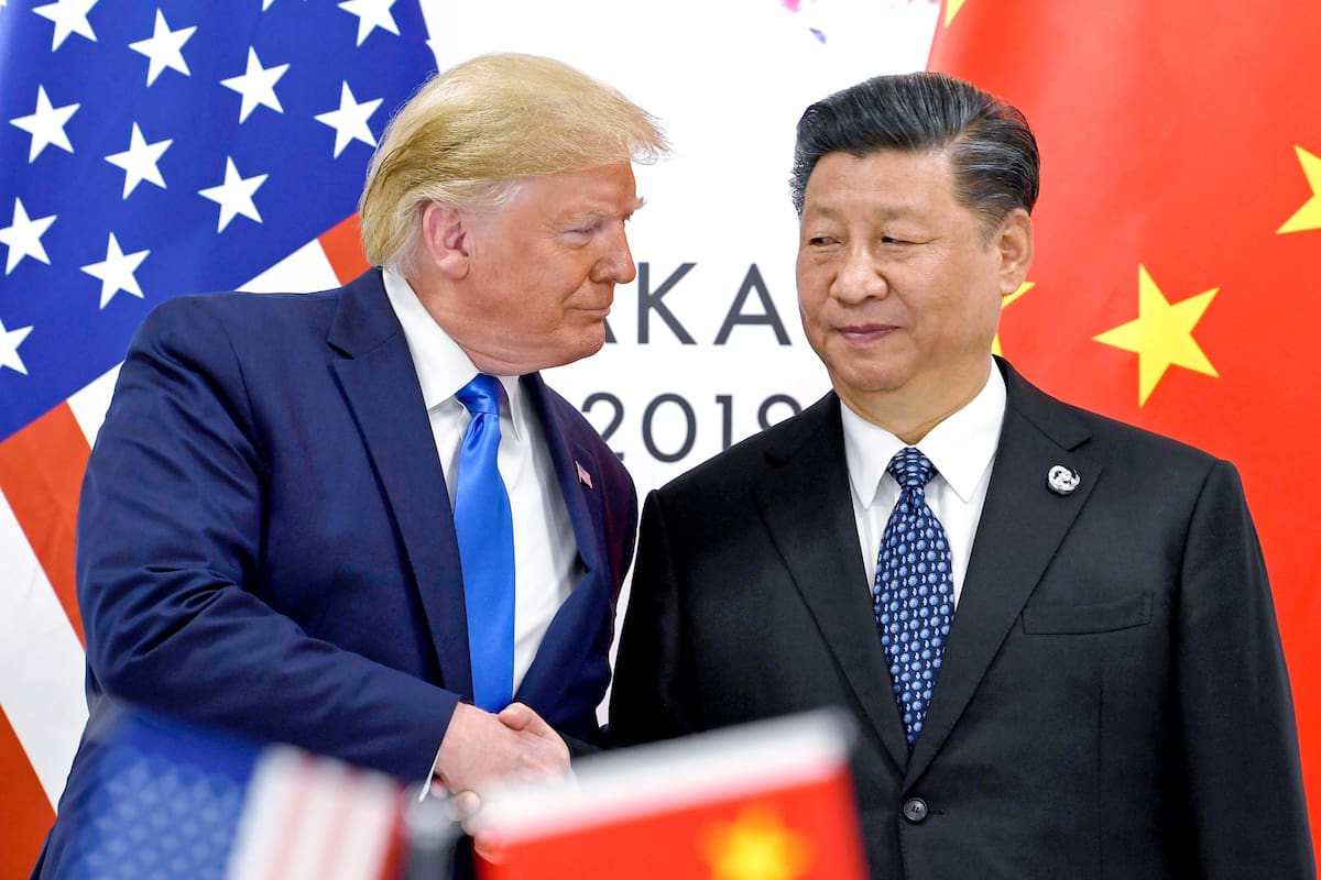 El presidente de Estados Unidos, Donald Trump, estrecha la mano del presidente de China, Xi Jinping, durante una reunión en un aparte de la cumbre del G20 en Osaka, Japón, el 29 de junio de 2019. (AP Foto/Susan Walsh, Archivo)