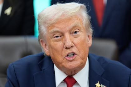 El presidente de Estados Unidos, Donald Trump, habla en la Salón Oval en la Casa Blanca, el 30 de septiembre de 2025, en Washington.