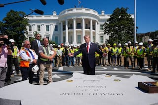 Trump hace de guía en la Casa Blanca para mostrar obras en el helipuerto y el salón de baile