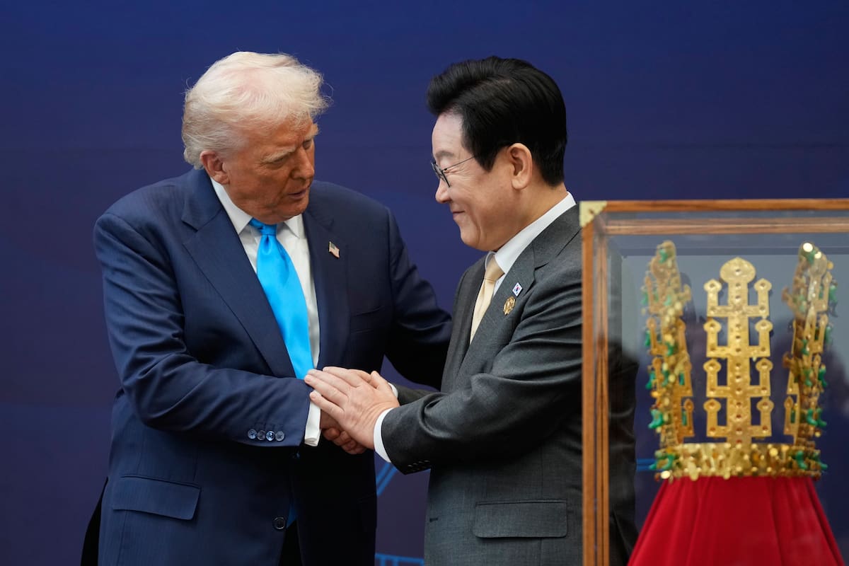 El presidente de Estados Unidos, Donald Trump, estrecha la mano de su homólogo de Corea del Sur, Lee Jae-myung