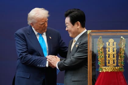 El presidente de Estados Unidos, Donald Trump, estrecha la mano de su homólogo de Corea del Sur, Lee Jae-myung