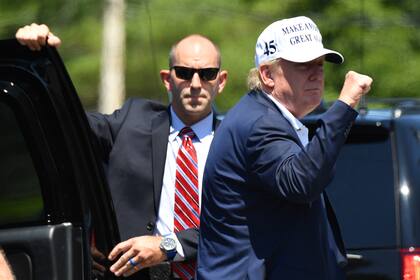 El presidente de Estados Unidos, Donald Trump, frena a saludar a sus seguidores después de abandonar el Trump National Golf Club en Bedminster, Nueva Jersey, el 26 de julio de 2020