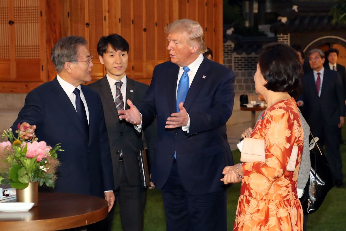 El presidente de Estados Unidos, Donald Trump conversa con el presidente de Corea del Sur, Moon Jae-in.