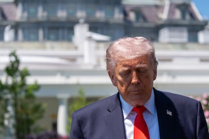 El presidente de Estados Unidos, Donald Trump, habla con reporteros antes de abordar el Marine One desde el Jardín Sur de la Casa Blanca, el viernes 1 de mayo de 2026, en Washington. (AP Foto/Alex Brandon)