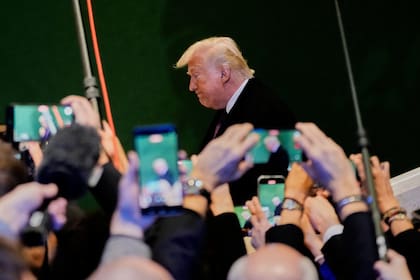El presidente de Estados Unidos, Donald Trump, habla con los medios de comunicación durante la Reunión Anual del Foro Económico Mundial en Davos, Suiza