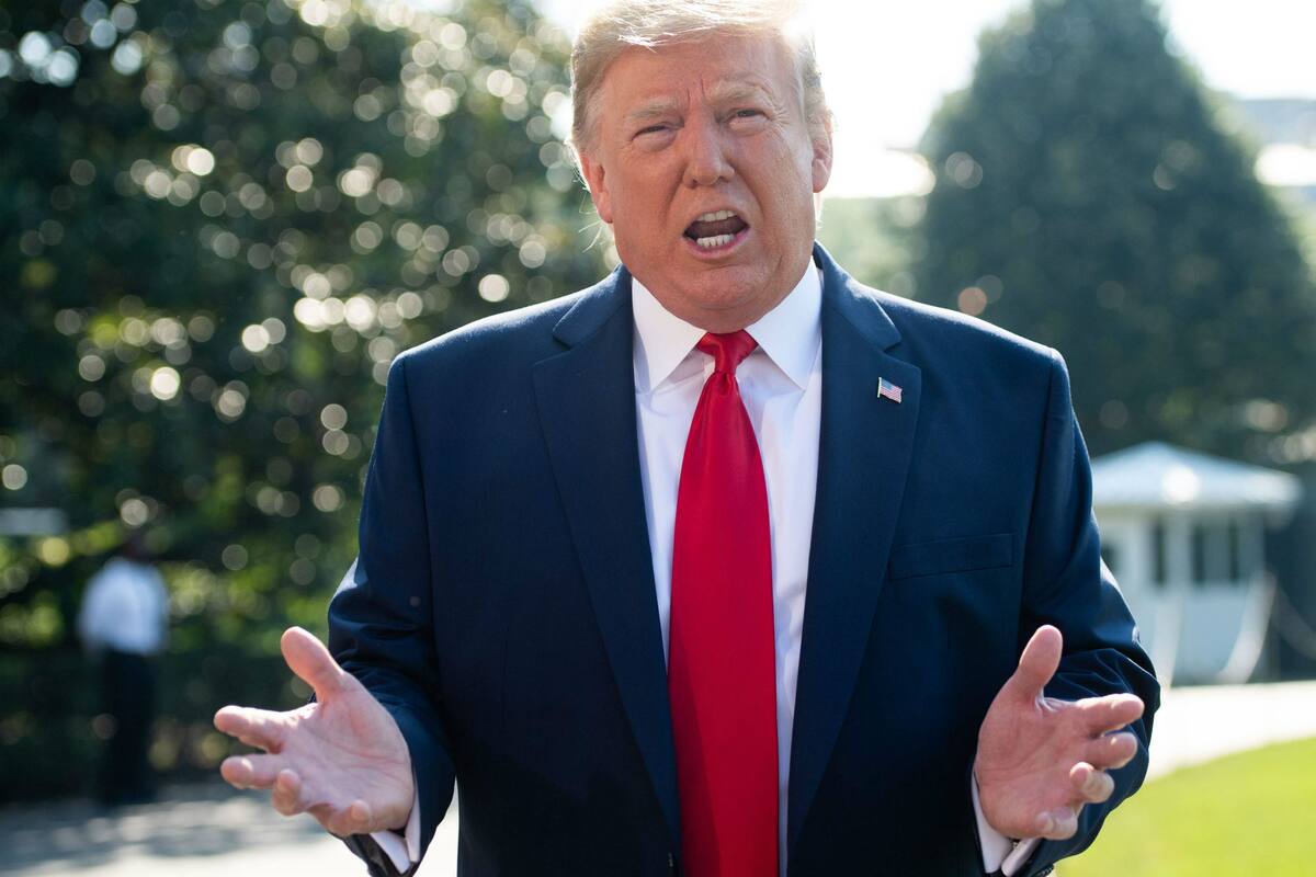 El presidente de Estados Unidos, Donald Trump, habla a los medios antes de partir del South Lawn de la Casa Blanca en Washington