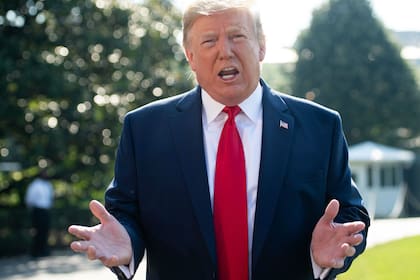 El presidente de Estados Unidos, Donald Trump, habla a los medios antes de partir del South Lawn de la Casa Blanca en Washington