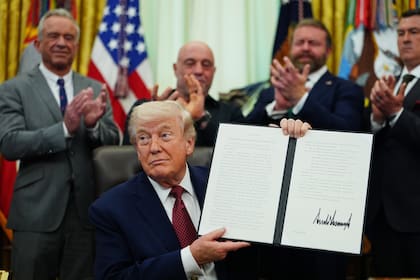 El presidente de Estados Unidos, Donald Trump, sostiene una orden ejecutiva firmada en la Oficina Oval de la Casa Blanca, el sábado 18 de abril de 2026, en Washington. (AP Foto/Julia Demaree Nikhinson)