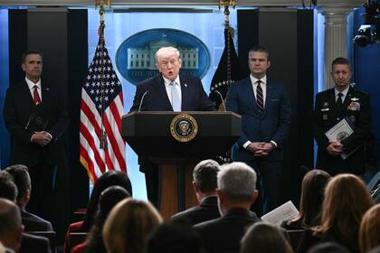 El presidente de Estados Unidos, Donald Trump, junto al director de la CIA, John Ratcliffe, (izquierda)