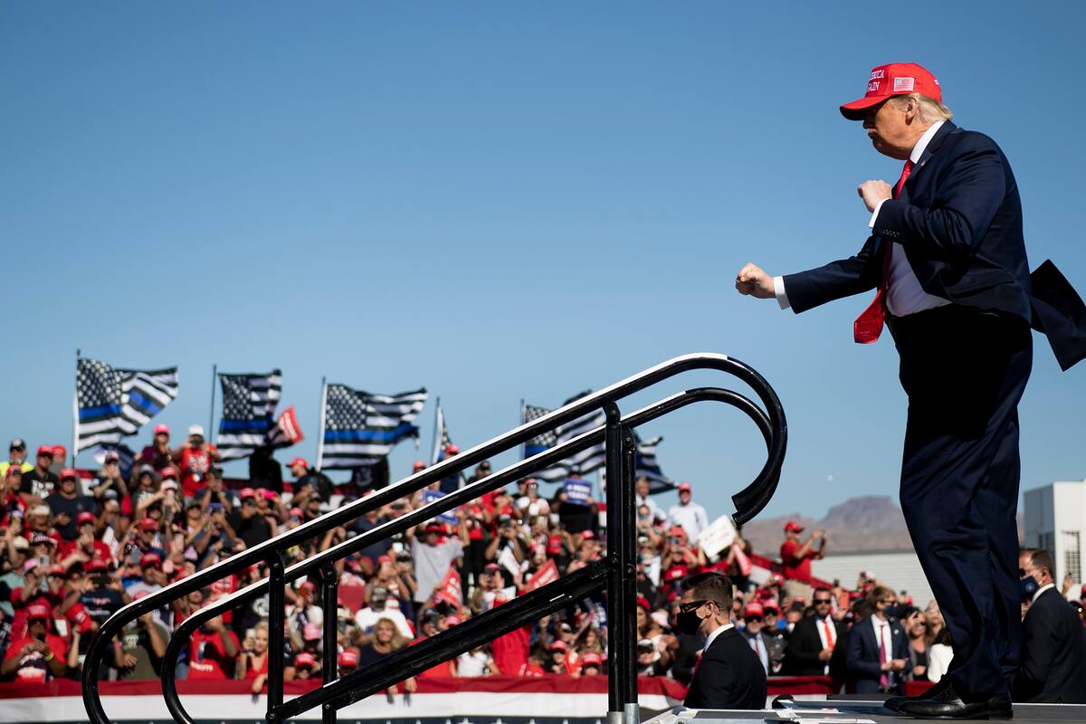 El presidente de Estados Unidos, Donald Trump, baila después de hablar durante un mitin Make America Great Again en el Aeropuerto Internacional Laughlin / Bullhead el 28 de octubre de 2020, en Arizona