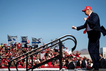 El presidente de Estados Unidos, Donald Trump, baila después de hablar durante un mitin Make America Great Again en el Aeropuerto Internacional Laughlin / Bullhead el 28 de octubre de 2020, en Arizona