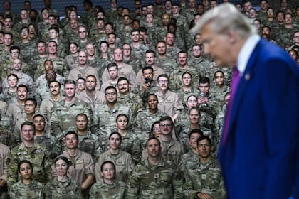 El presidente de Estados Unidos, Donald Trump, llega para dirigirse a las tropas en la base aérea de Al-Udeid, al suroeste de Doha, el 15 de mayo de 2025