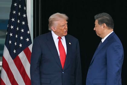 El presidente de Estados Unidos, Donald Trump (izquierda), y el presidente de China, Xi Jinping, se retiran tras sus conversaciones en la Base Aérea de Gimhae, ubicada junto al Aeropuerto Internacional de Gimhae, en Busan, el 30 de octubre de 2025.
Ese día, Trump y Xi abrieron su primera reunión cara a cara en seis años, con el objetivo de alcanzar una tregua que ponga fin a la guerra comercial que ha sacudido la economía mundial.