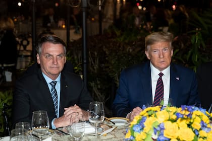 El presidente de Estados Unidos, Donald Trump, derecha, junto al presidente brasileño Jair Bolsonaro, en un almuerzo en Mar-a-Lago, en Palm Beach, Florida, el 7 de marzo de 2020.