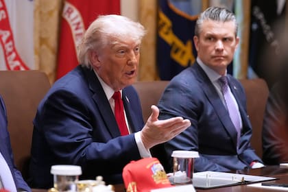 El presidente de Estados Unidos, Donald Trump, habla durante una reunión de gobierno en la Casa Blanca, junto al secretario de Defensa, Pete Hegseth