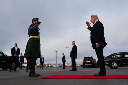 El presidente de Estados Unidos, Donald Trump (derecha), saluda desde la alfrombra roja tras desembarcar del Air Force One en el aeropuerto de Dublín, en Dublín, Irlanda, el 12 de septiembre de 2026. (AP Foto/Julia Demaree Nikhinson)