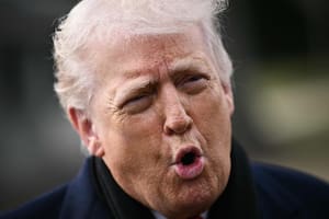El presidente de Estados Unidos, Donald Trump, habla con la prensa antes de embarcar en el Marine One al partir del Jardín Sur de la Casa Blanca en Washington