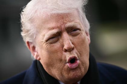 El presidente de Estados Unidos, Donald Trump, habla con la prensa antes de embarcar en el Marine One al partir del Jardín Sur de la Casa Blanca en Washington