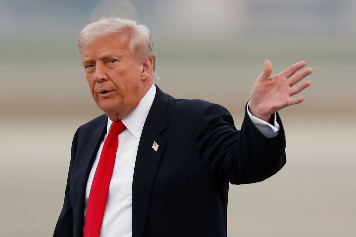 El presidente de Estados Unidos, Donald Trump, saluda después de hablar con los medios de comunicación a su llegada a la Base Conjunta Andrews, Maryland