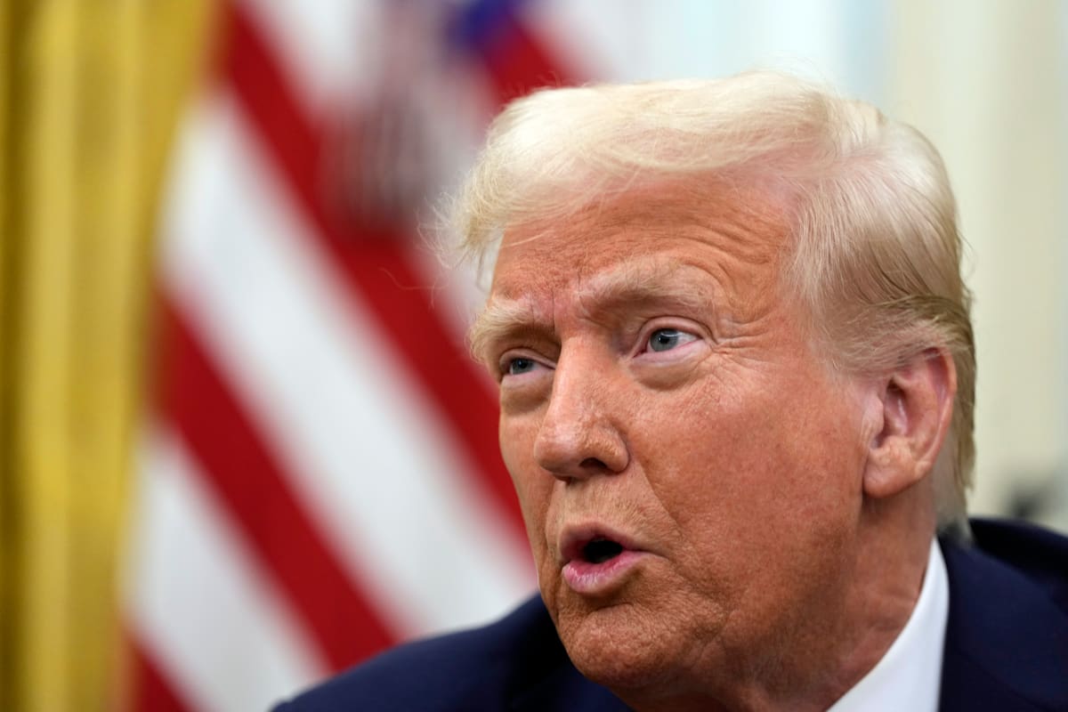 El presidente de Estados Unidos, Donald Trump, habla con reporteros mientras firma órdenes ejecutivas en el Despacho Oval de la Casa Blanca, el 23 de enero de 2025, en Washington