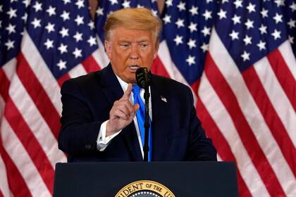 El presidente de Estados Unidos, Donald Trump, habla durante la noche de las elecciones en el ala este de la Casa Blanca en Washington