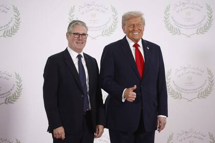 El presidente de Estados Unidos, Donald Trump, dialoga con el primer ministro británico, Keir Starmer, mientras ambos posan para una fotografía durante la cumbre de paz de Sharm el-Sheikh, en Egipto