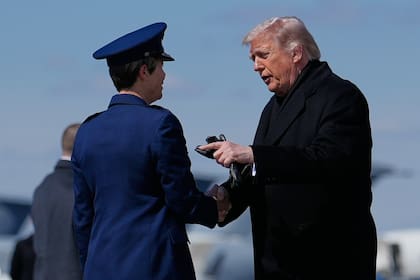 El presidente de Estados Unidos, Donald Trump, saluda a la coronela Matha "Jeannie" Sasnett, comandante de Asuntos Mortuorios de la Fuerza Aérea