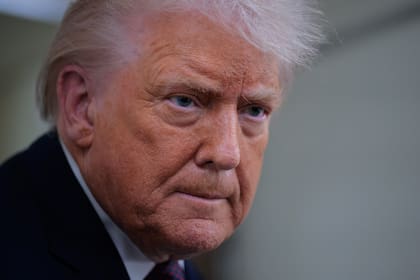 El presidente de Estados Unidos, Donald Trump, habla con periodistas a bordo del Air Force One mientras vuela entre Irlanda y Washington, de regreso del Foro Económico Mundial