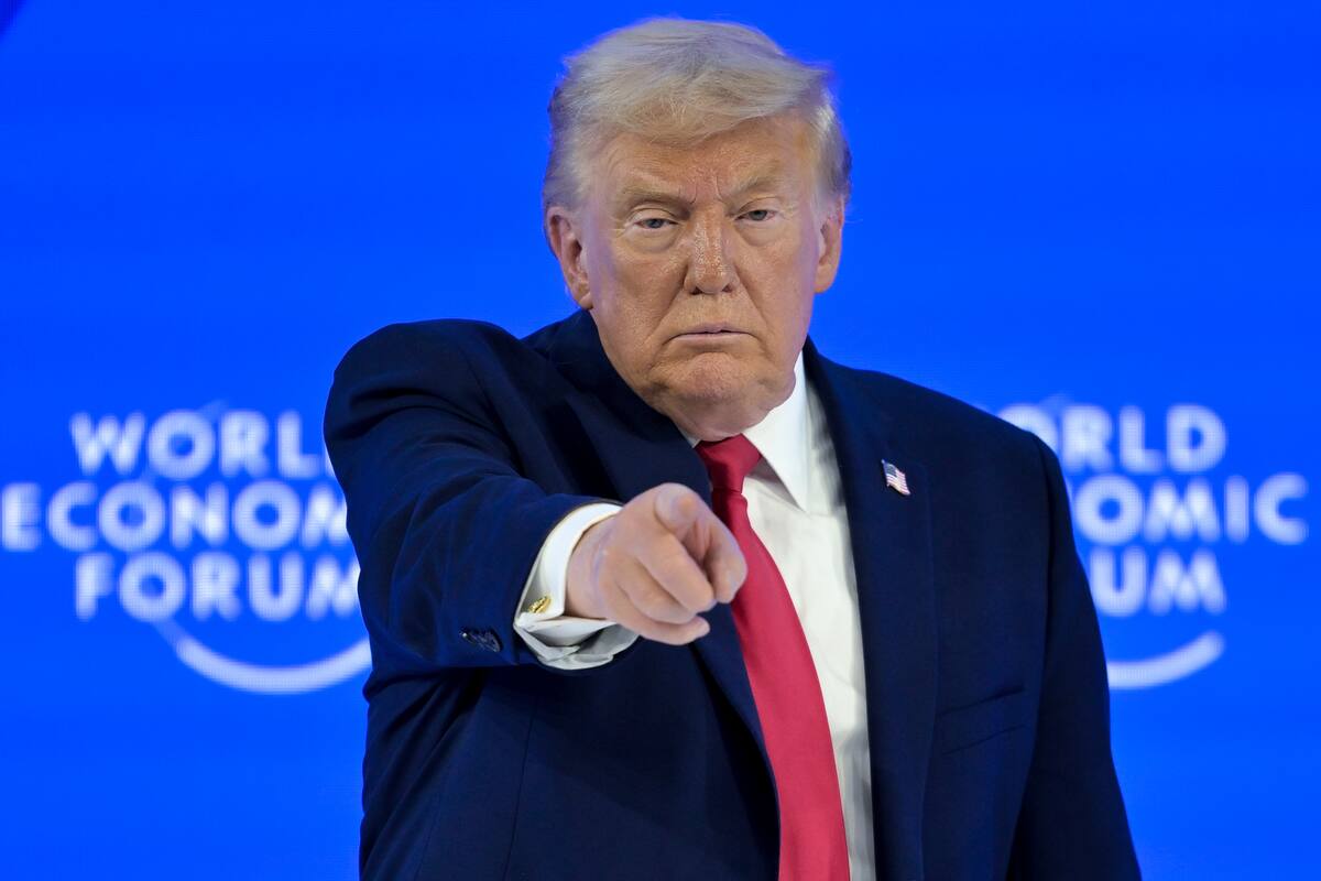 El presidente de Estados Unidos, Donald Trump, gesticula tras su discurso en la 56ta edición del Foro Económico Mundial, en Davos, Suiza, el 21 de enero de 2026. (Gian Ehrenzeller/Keystone via AP)