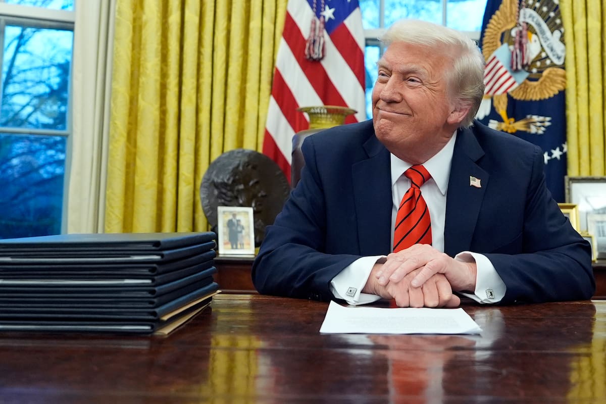 El presidente de Estados Unidos, Donald Trump, habla con reporteros mientras firma órdenes ejecutivas en el Salón Oval de la Casa Blanca, en Washington, el 10 de febrero de 2025. (Foto/Alex Brandon)