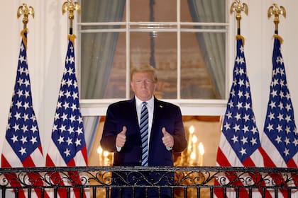 El presidente de Estados Unidos, Donald Trump, levanta sus pulgares como signo de que se encuentra bien al regresar a la Casa Blanca desde el Centro Médico Militar Nacional Walter Reed, donde estuvo internado por coronavirus, el 5 de octubre de 2020 en Washington, DC