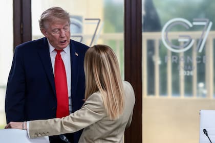 El presidente de Estados Unidos, Donald Trump, habla con la primera ministra italiana, Giorgia Meloni