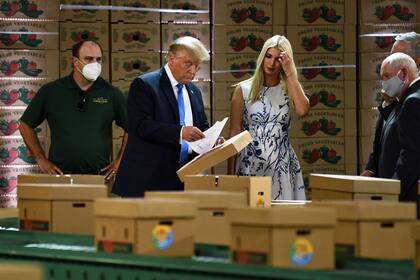 El presidente de Estados Unidos, Donald Trump, acompañado por su hija y asesora principal Ivanka Trump, en Carolina del Norte, el 24 de agosto pasado