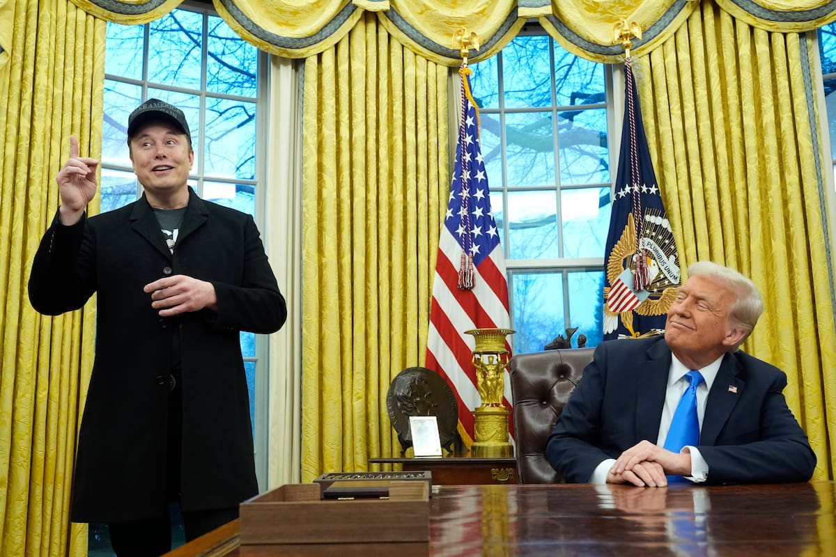 El presidente de Estados Unidos, Donald Trump, escucha a Elon Musk hablando en la Oficina Oval en la Casa Blanca, el martes 11 de febrero de 2025, en Washington. (Foto/Alex Brandon)