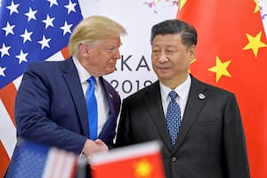 El presidente de Estados Unidos, Donald Trump, estrecha la mano del presidente de China, Xi Jinping, durante una reunión al margen de la cumbre del G-20 en Osaka, Japón, el 29 de junio de 2019