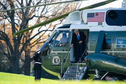 El presidente de Estados Unidos, Donald Trump, llega a la Casa Blanca a bordo del Marine One el 29 de noviembre de 2020 en Washington, DC