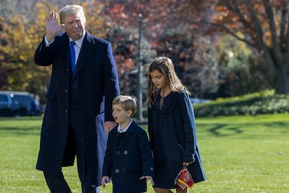 El presidente de Estados Unidos, Donald Trump, seguido de sus nietos, Arabella y Theodore Kushner, caminan por el jardín sur de la Casa Blanca el 29 de noviembre de 2020 en Washington, DC